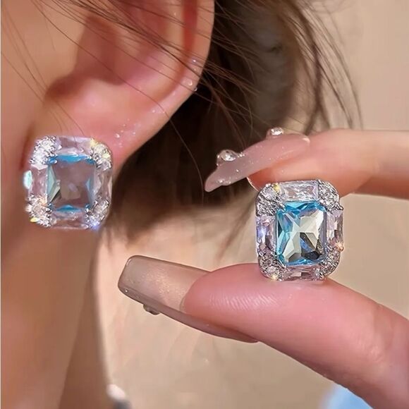 🩵 NEW Stunning & Sparkling Square aqua crystal earrings 🩵 - Picture 3 of 6